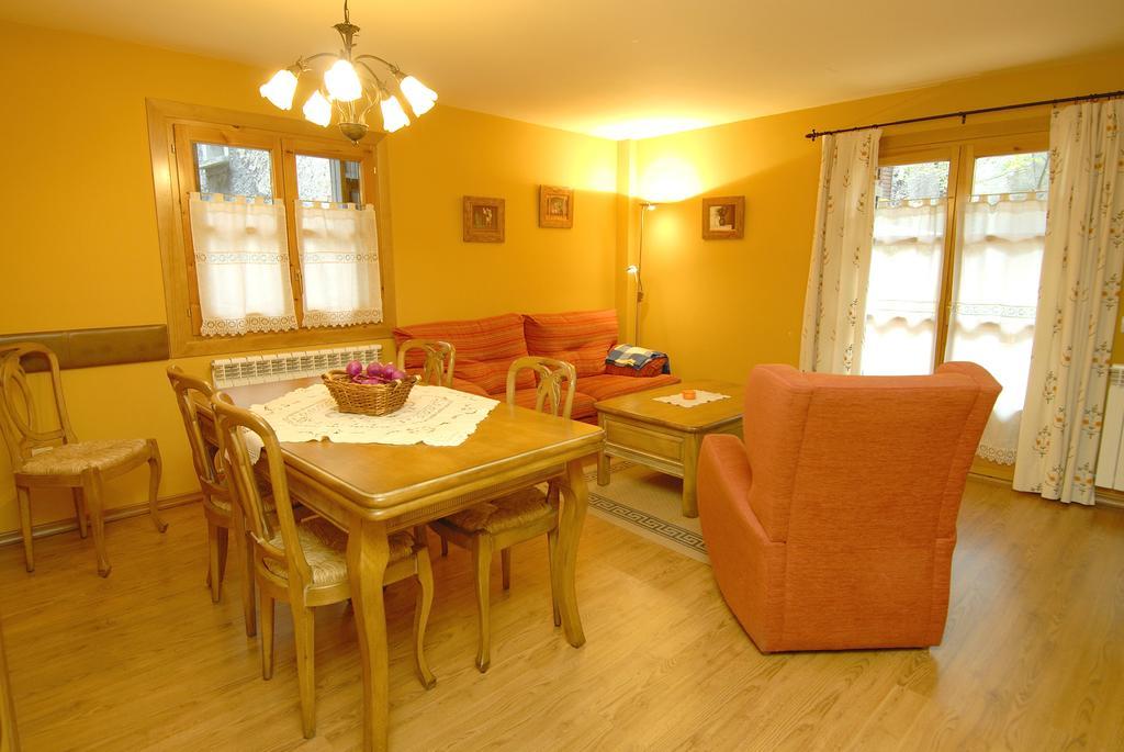 Apartamentos El Rincón de Benás Benasque Habitación foto